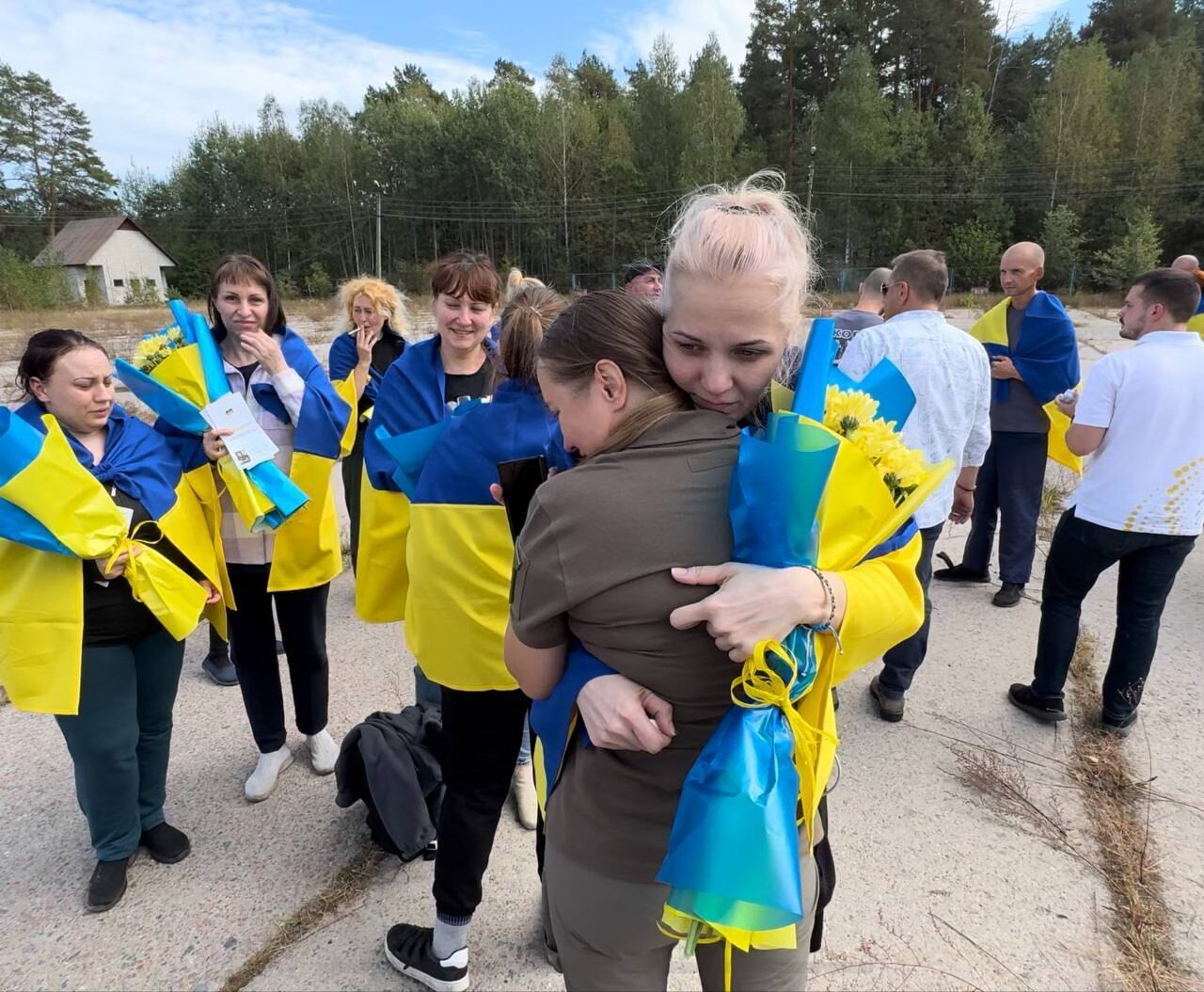 Самый счастливый момент для семей: после двух лет плена в Украину вернулись бойцы "Азова". Фото