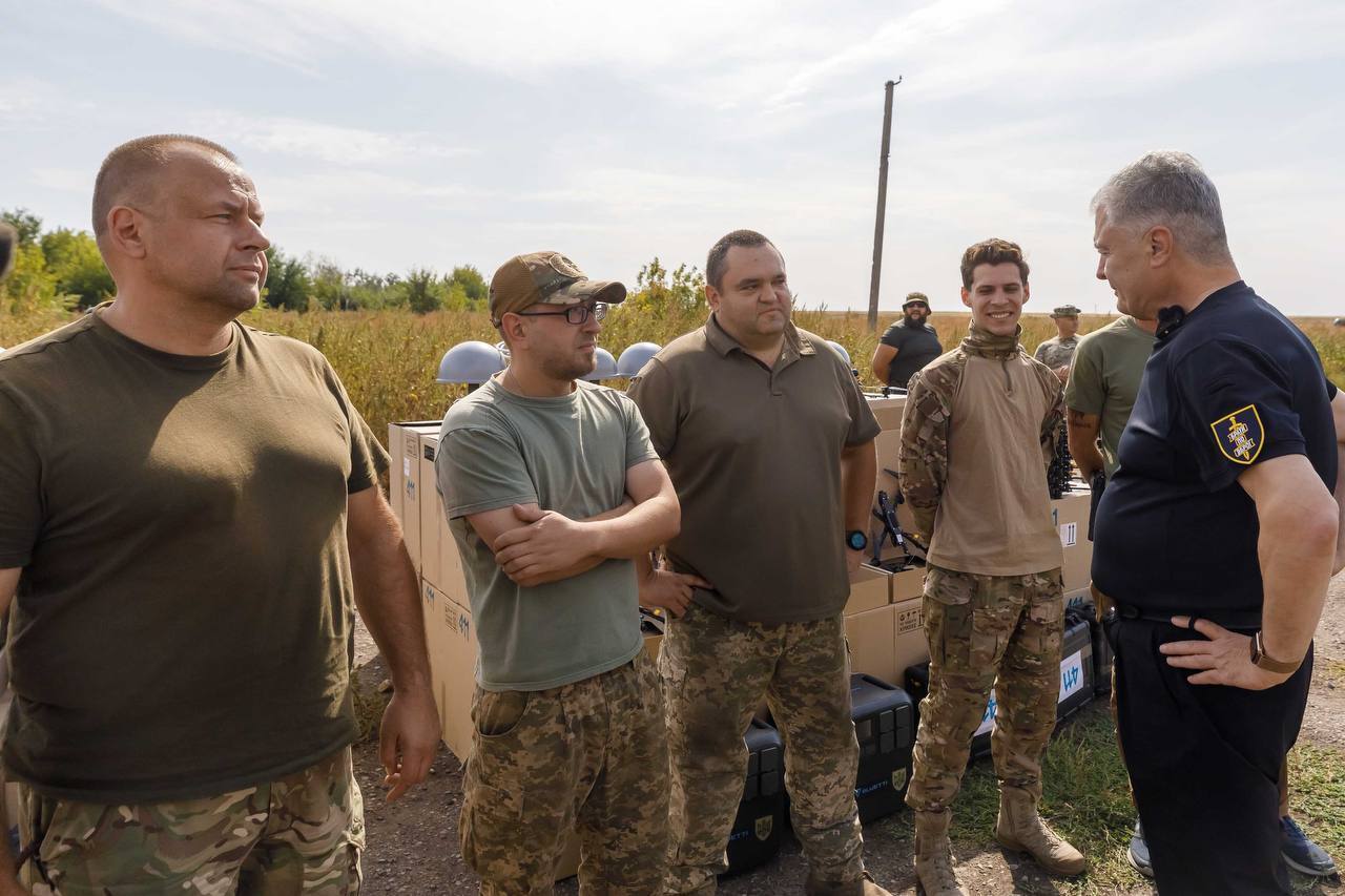 Критически не хватает дронов и РЭБ: бойцы в Покровске рассказали Порошенко, что им больше всего нужно на фронте