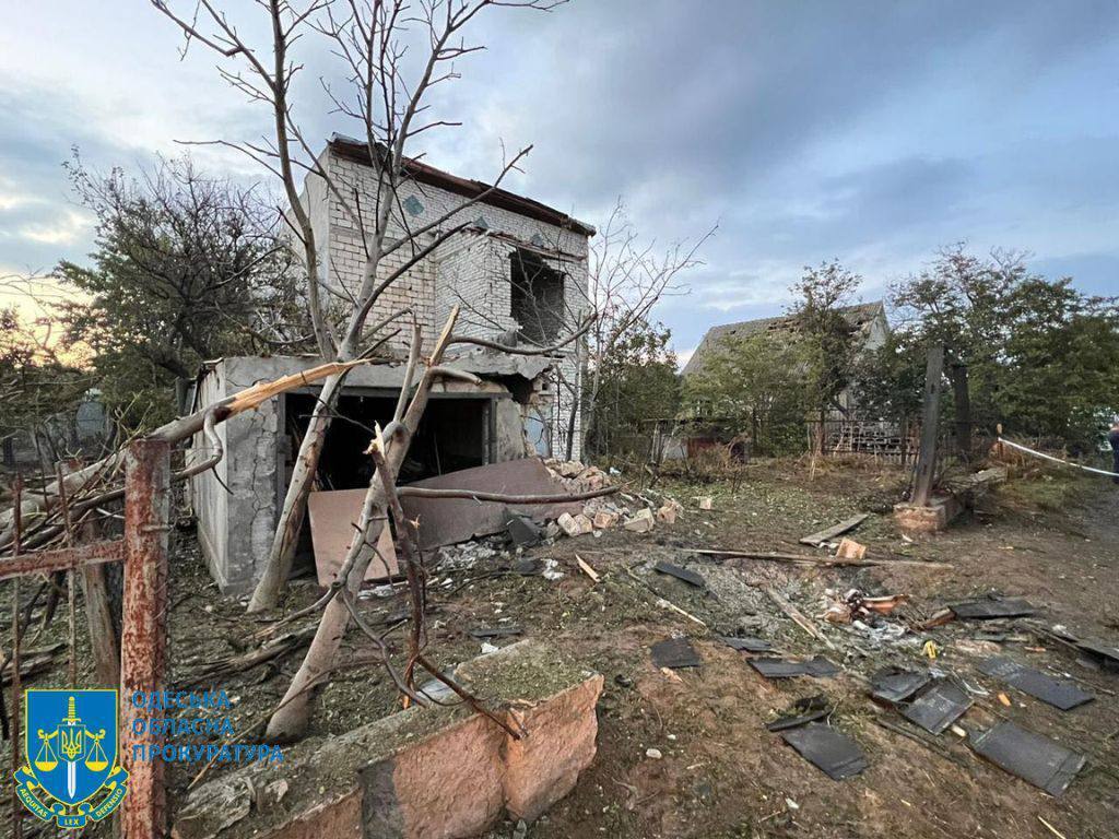 Оккупанты ночью атаковали Одессу дронами: повреждены дома, авто, есть пострадавший. Фото