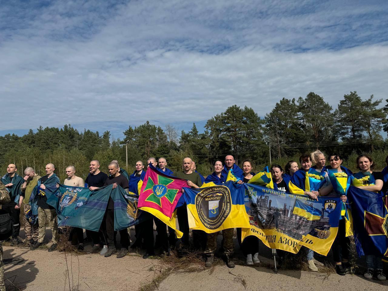 Сльози, обійми і синьо-жовті прапори: Лубінець показав зворушливе відео з українцями, яких вдалося повернути з полону РФ