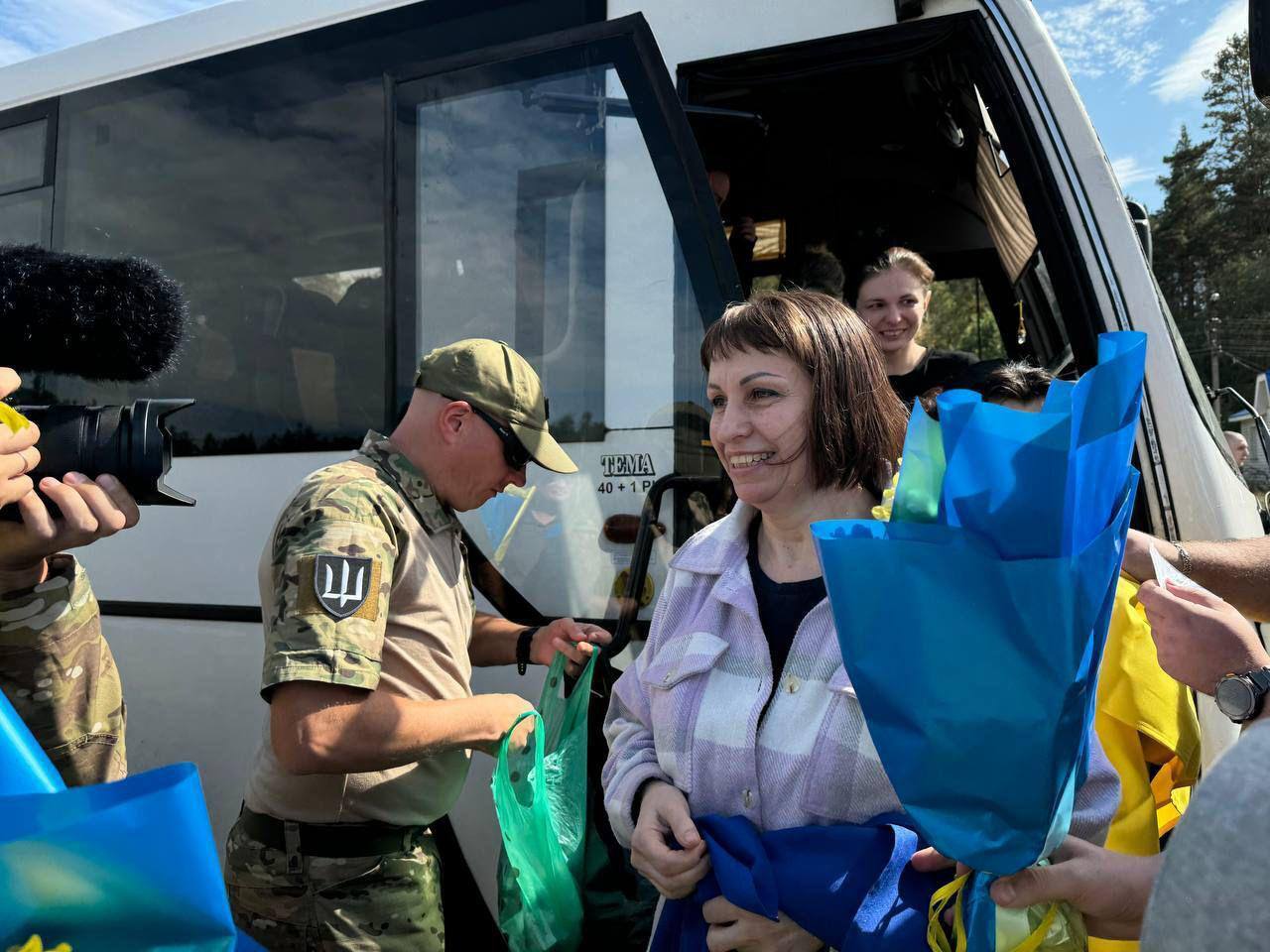 Сльози, обійми і синьо-жовті прапори: Лубінець показав зворушливе відео з українцями, яких вдалося повернути з полону РФ