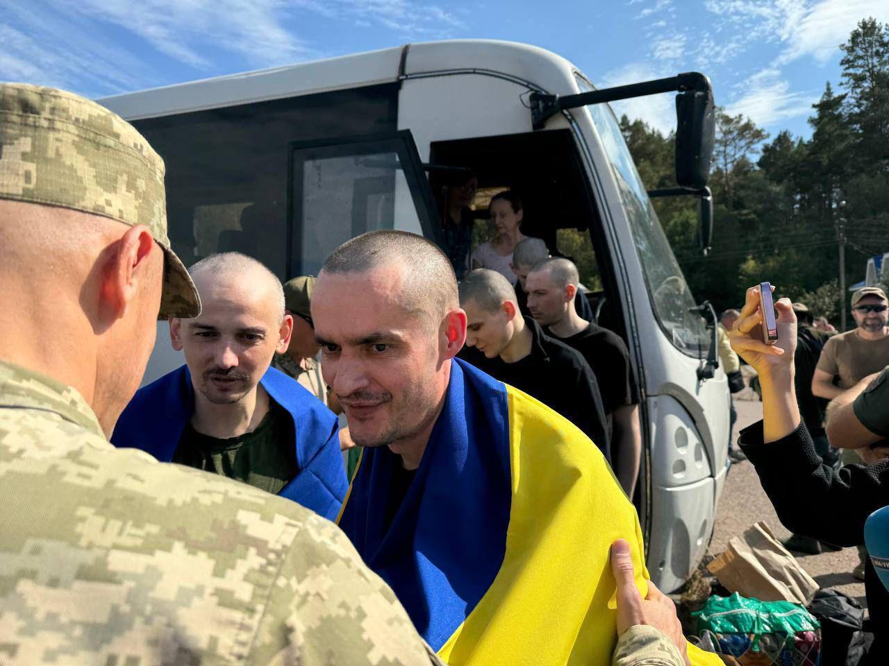 Сльози, обійми і синьо-жовті прапори: Лубінець показав зворушливе відео з українцями, яких вдалося повернути з полону РФ