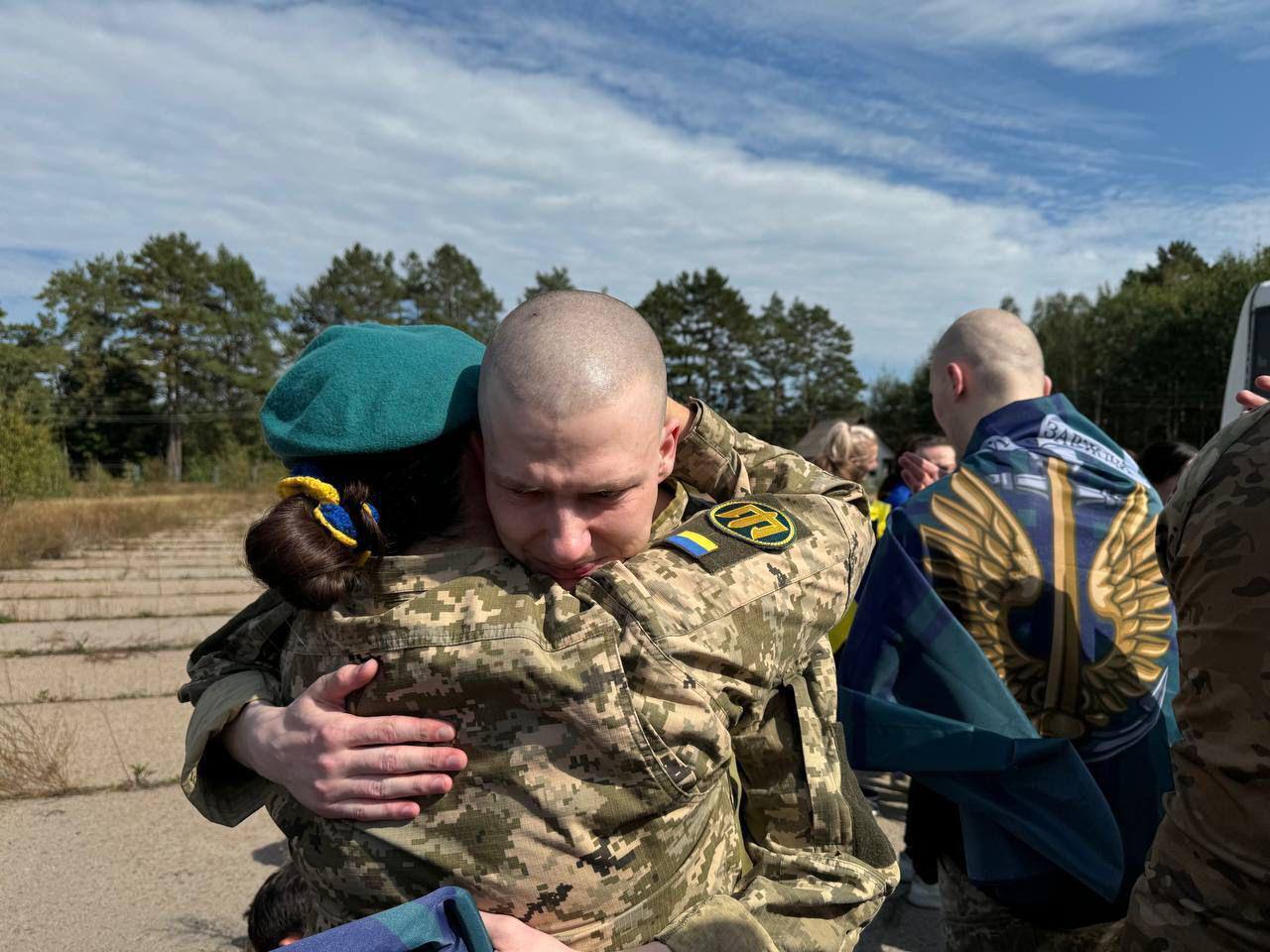 Украина вернула из российского плена десятки защитников и гражданских, среди них защитники "Азовстали". Фото и видео