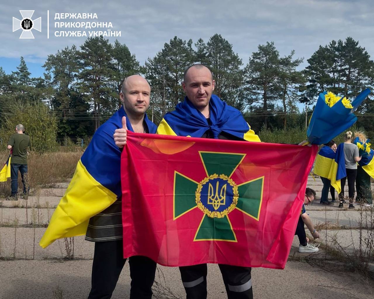 Сльози, обійми і синьо-жовті прапори: Лубінець показав зворушливе відео з українцями, яких вдалося повернути з полону РФ