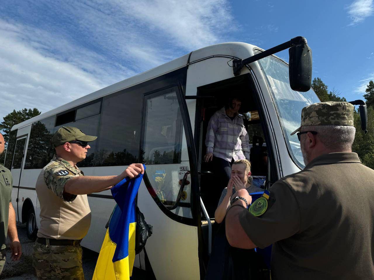 Україна повернула з російського полону десятки захисників і цивільних, серед них оборонці "Азовсталі". Фото і відео