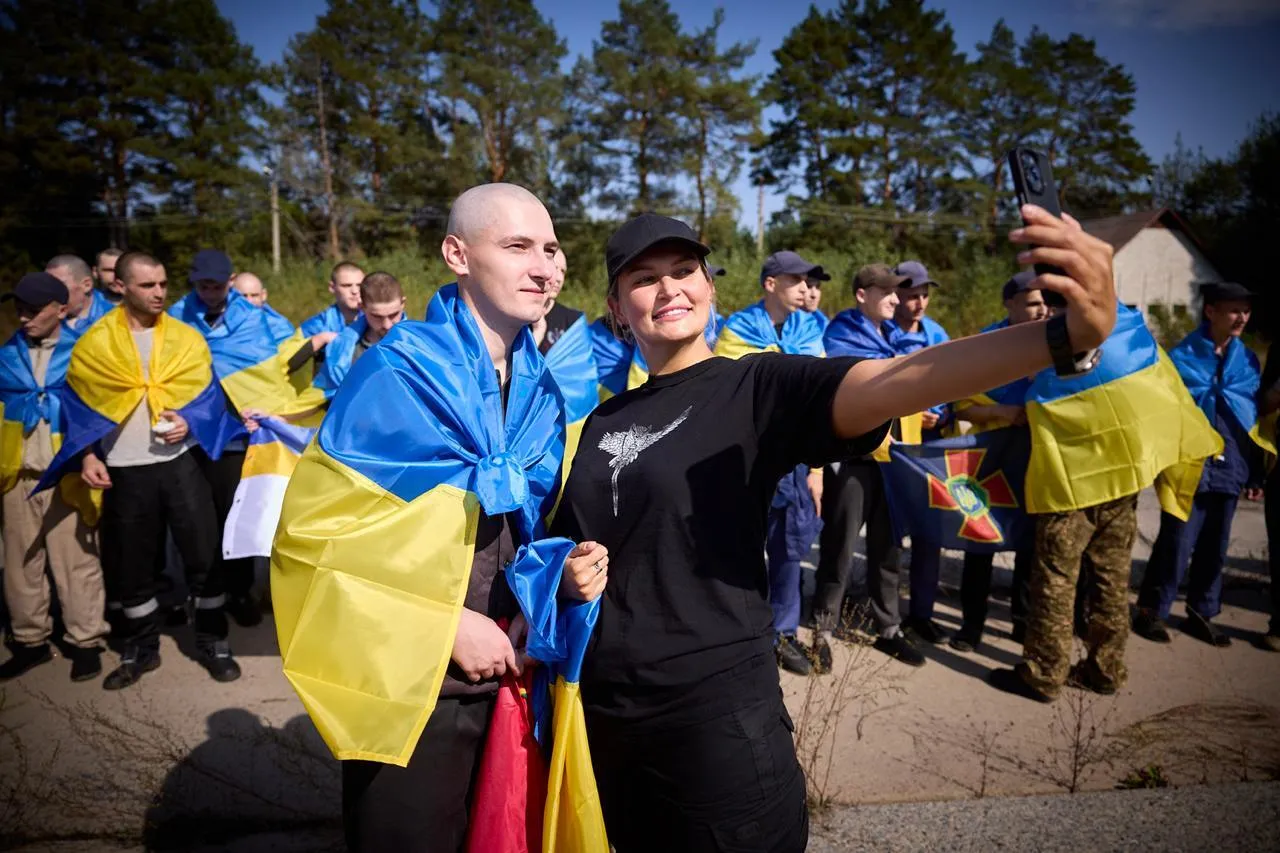 Украина вернула из плена еще 103 своих защитников: все детали, фото и видео