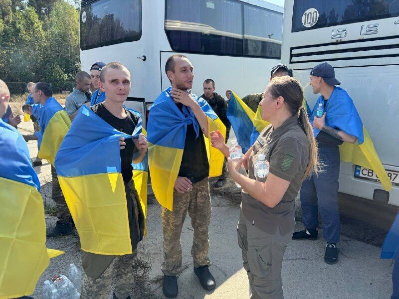 "Это чудо!" Во время нового обмена пленными в Украину вернулись 23 "азовца"