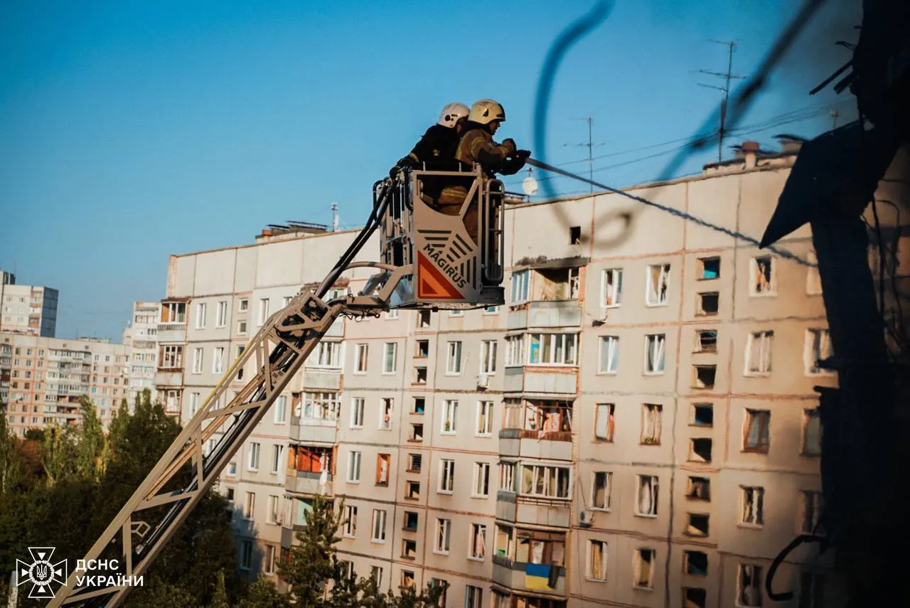 Спасатели тушили огонь