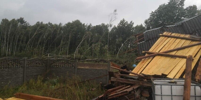 Неподалік Варшави зняли на відео гігантське торнадо: пошкоджено десятки будинків та автівок