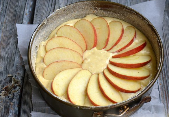 Самая вкусная шарлотка, которая просто тает во рту: делимся секретами приготовления