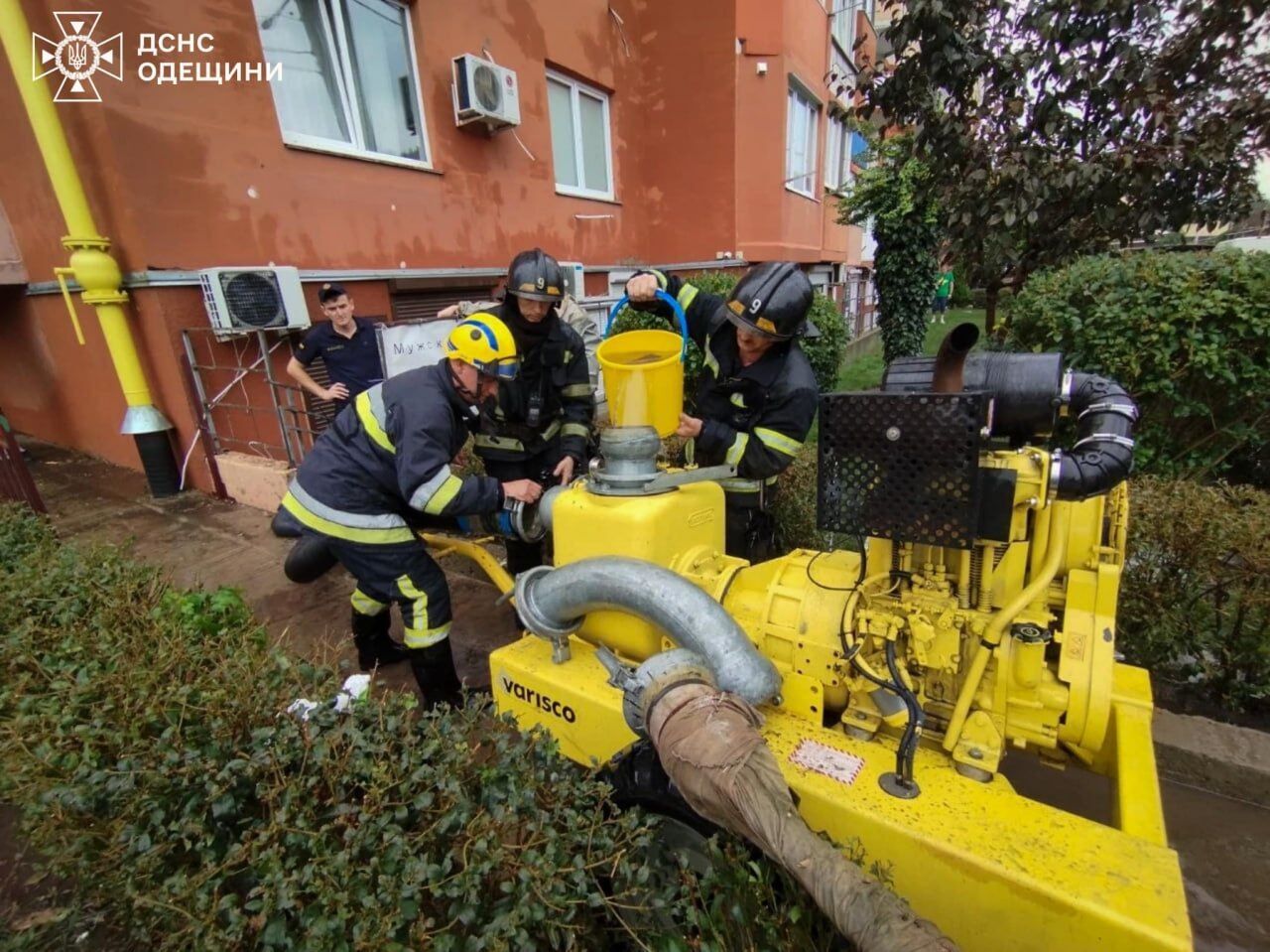 Співробітники ДСНС залучалися до ліквідації наслідків негоди.