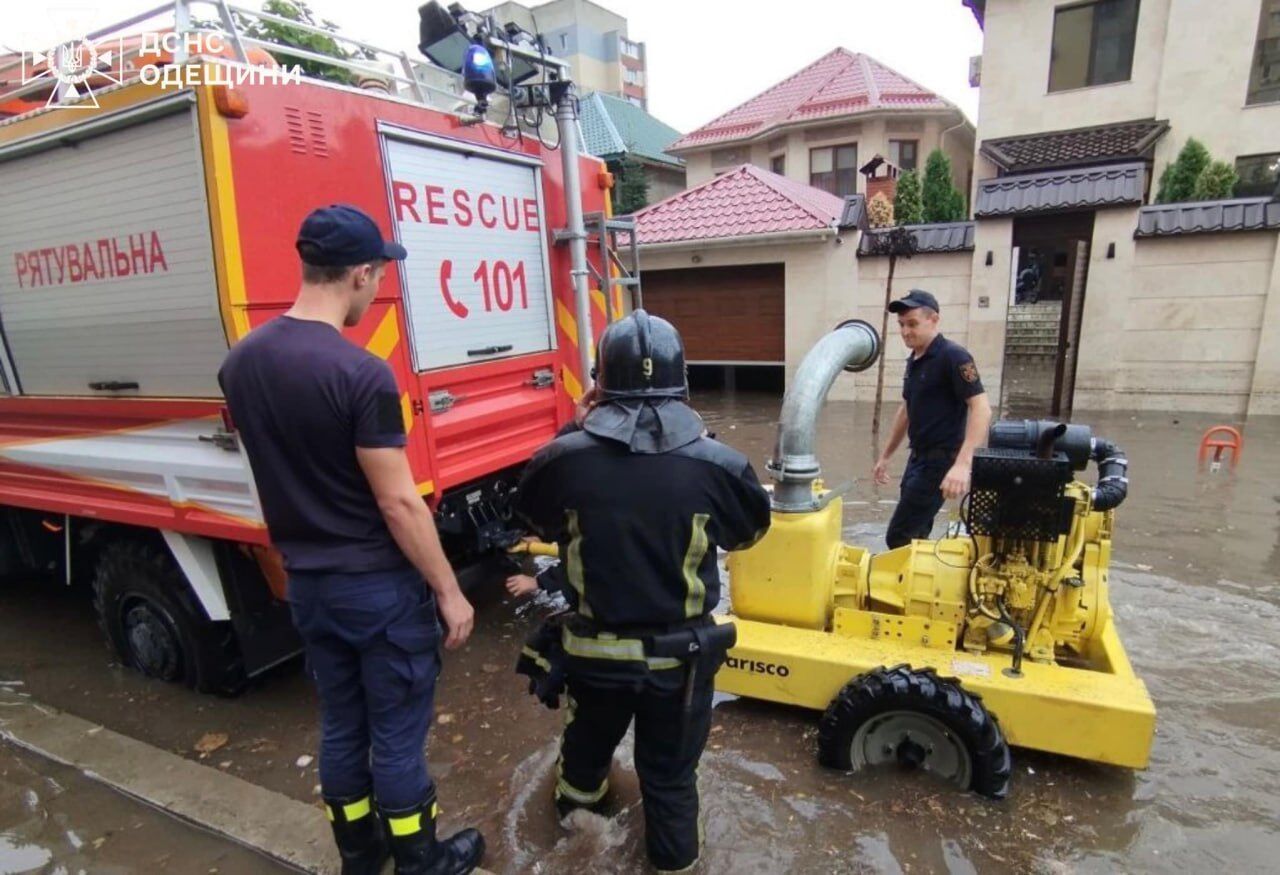 Рятувальники в Одесі після зливи