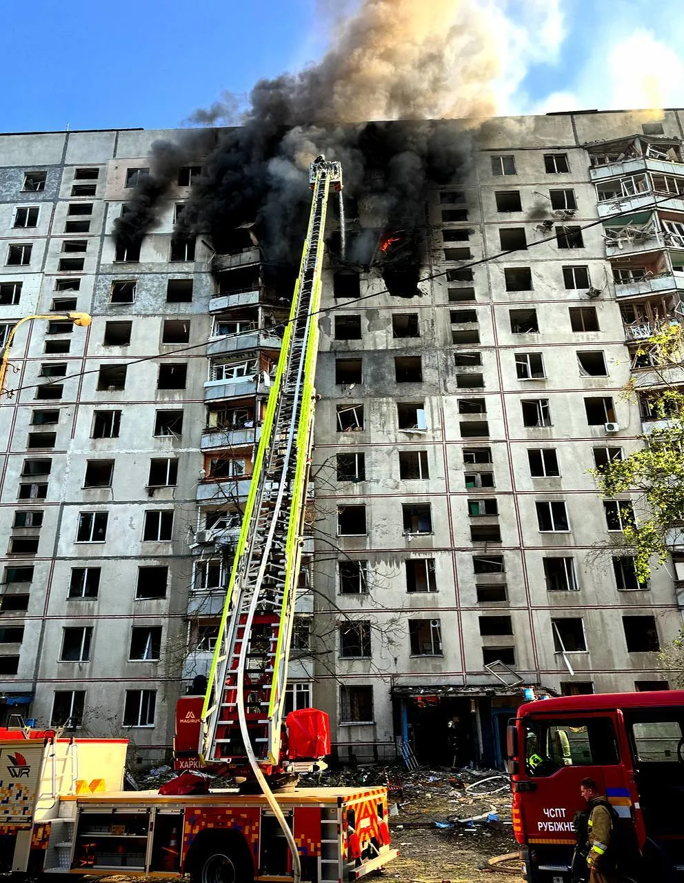 Росіяни атакували Харків КАБами: влучили в багатоповерхівку, загинула жінка, десятки постраждалих. Фото і відео