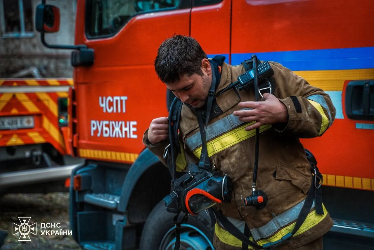 Росіяни атакували Харків КАБами: влучили в багатоповерхівку, загинула жінка, десятки постраждалих. Фото і відео