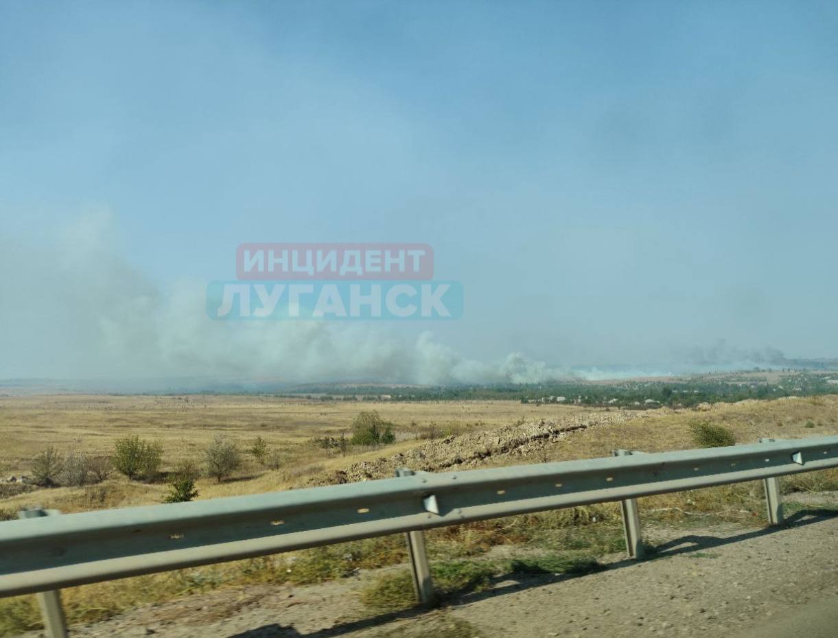 На оккупированной Луганщине бушуют сильные пожары, огонь перекинулся на алюминиевый завод. Фото, видео