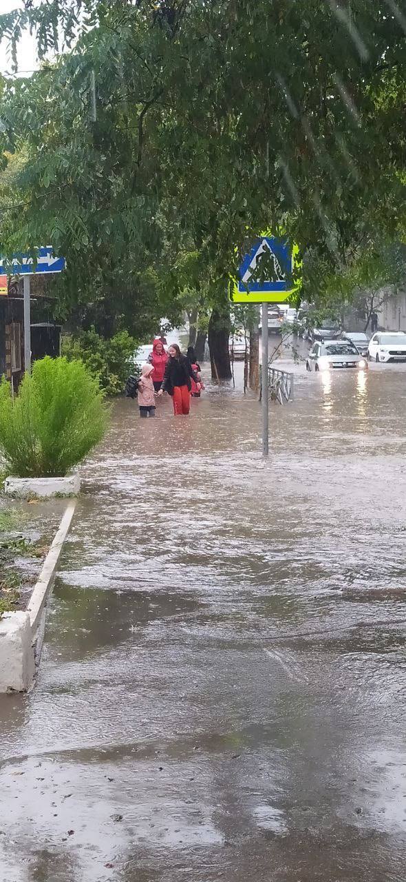 Пішоходам у Севастополі довелося пересуватися вбрід