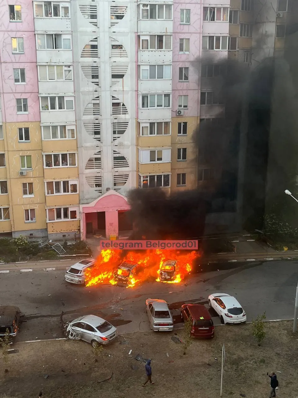 "Все йде за планом?" У Бєлгороді поскаржилися на атаку дронів, горять автомобілі: росіяни в істериці. Відео