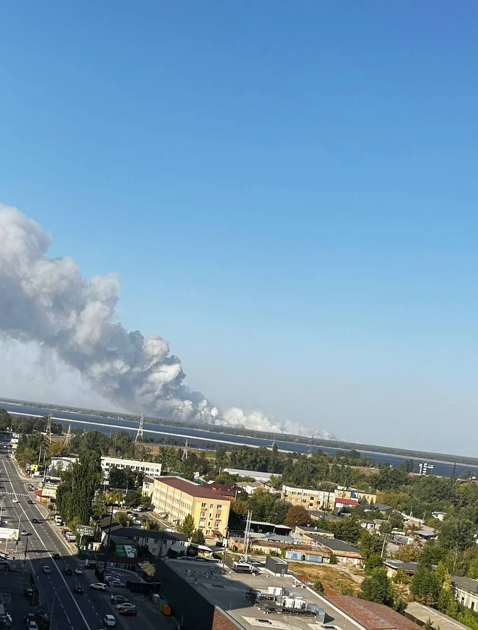 На околиці Києва спалахнула масштабна пожежа: горить лісова підстилка, дим видно у багатьох районах столиці. Фото і відео