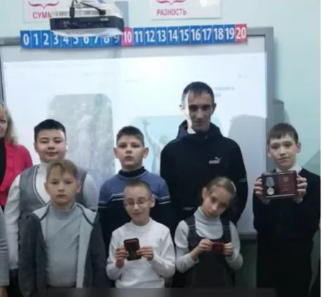 Бывшие зэки и участники "СВО" учат детей патриотизму и любви к родине: как готовят будущую армию России