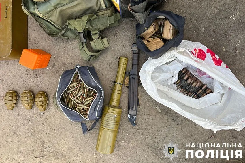 Вилучили "товару" на майже 1,7 млн грн: поліцейські Києва викрили канал продажу зброї та вибухівки. Фото і відео