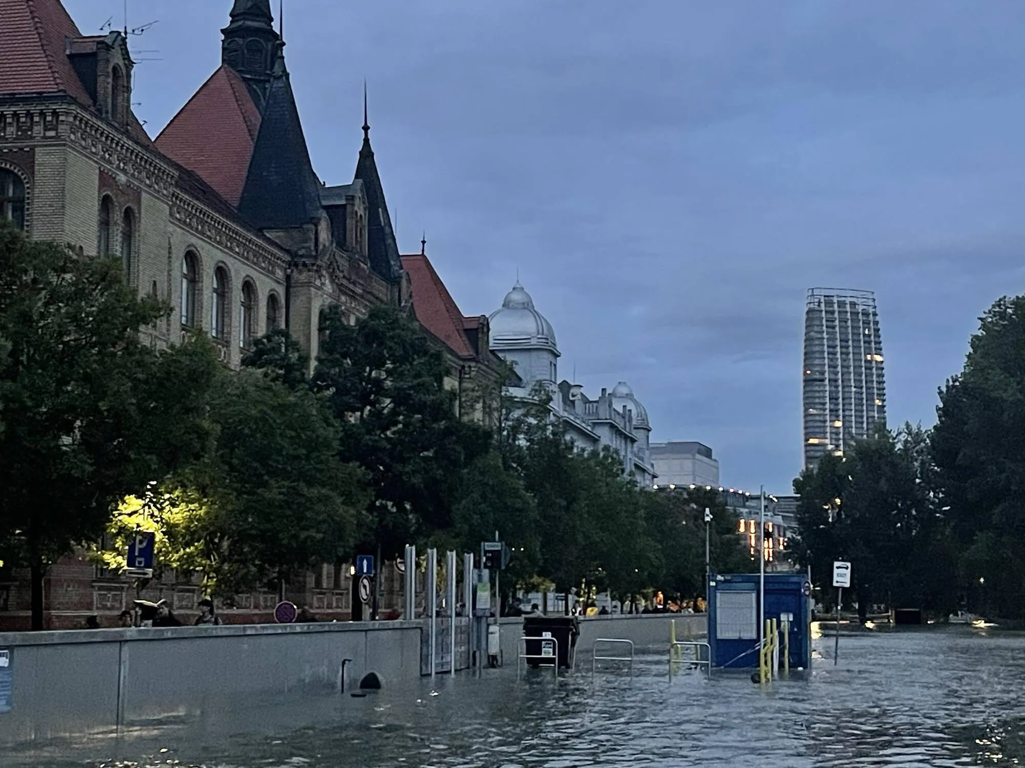 Сносит дома, мосты, заливает метро и ласточки падают с неба: Европу накрыл водяной армагеддон