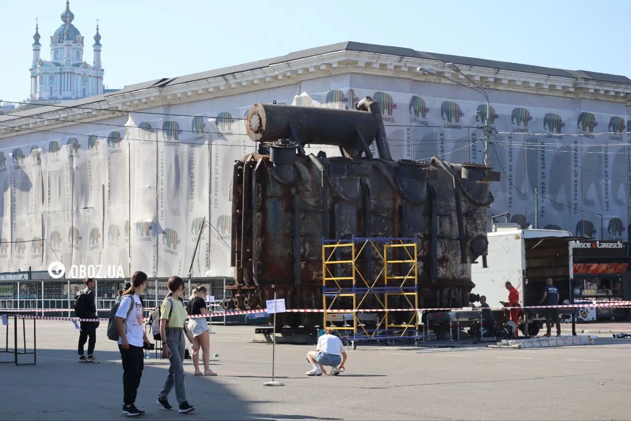 Был уничтожен во время ракетной атаки РФ: в Киеве на Контрактовой площади был установлен трансформатор, который станет частью арт-инсталляции. Фото и видео