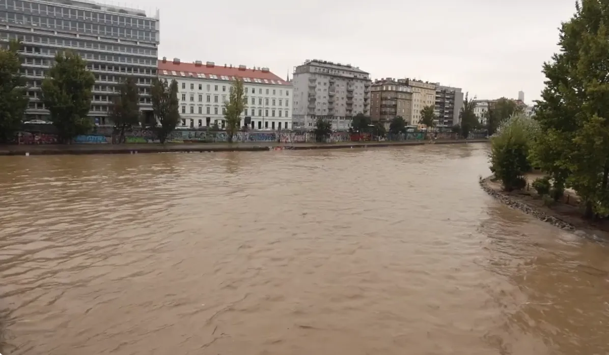 Зносить будинки, мости, заливає метро і ластівки падають з неба: Європу накрив водяний армагеддон