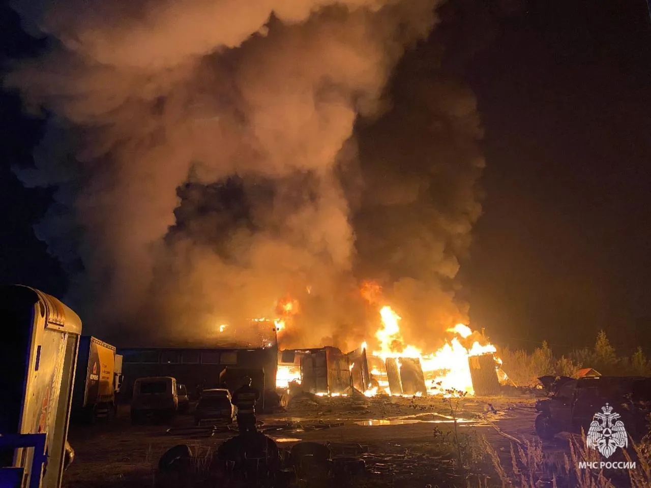 У російському Ярославлі горів склад паливно-мастильних матеріалів. Фото і відео