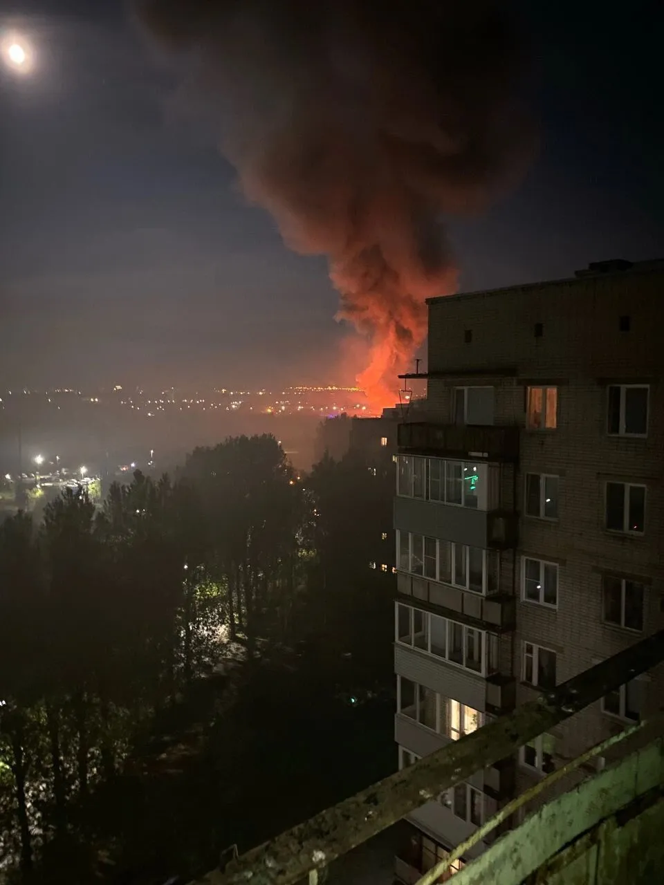 В российском Ярославле горел склад горюче-смазочных материалов. Фото и видео