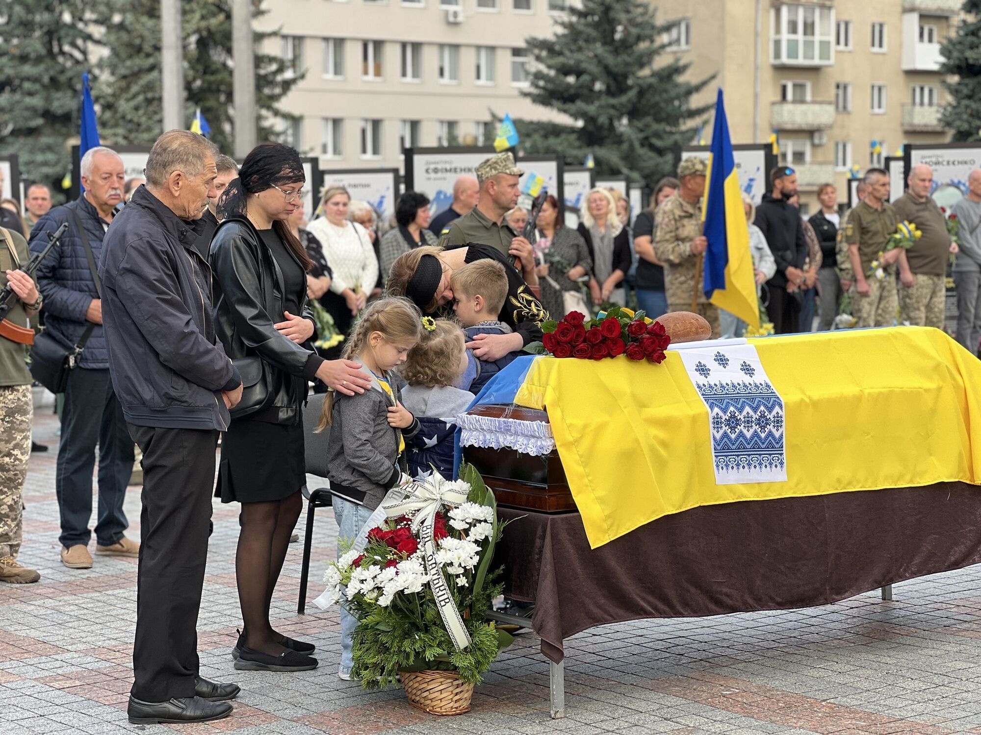 "Шел до конца": в Ривне простились с 33-летним воином, погибшим в боях на Курщине. Фото