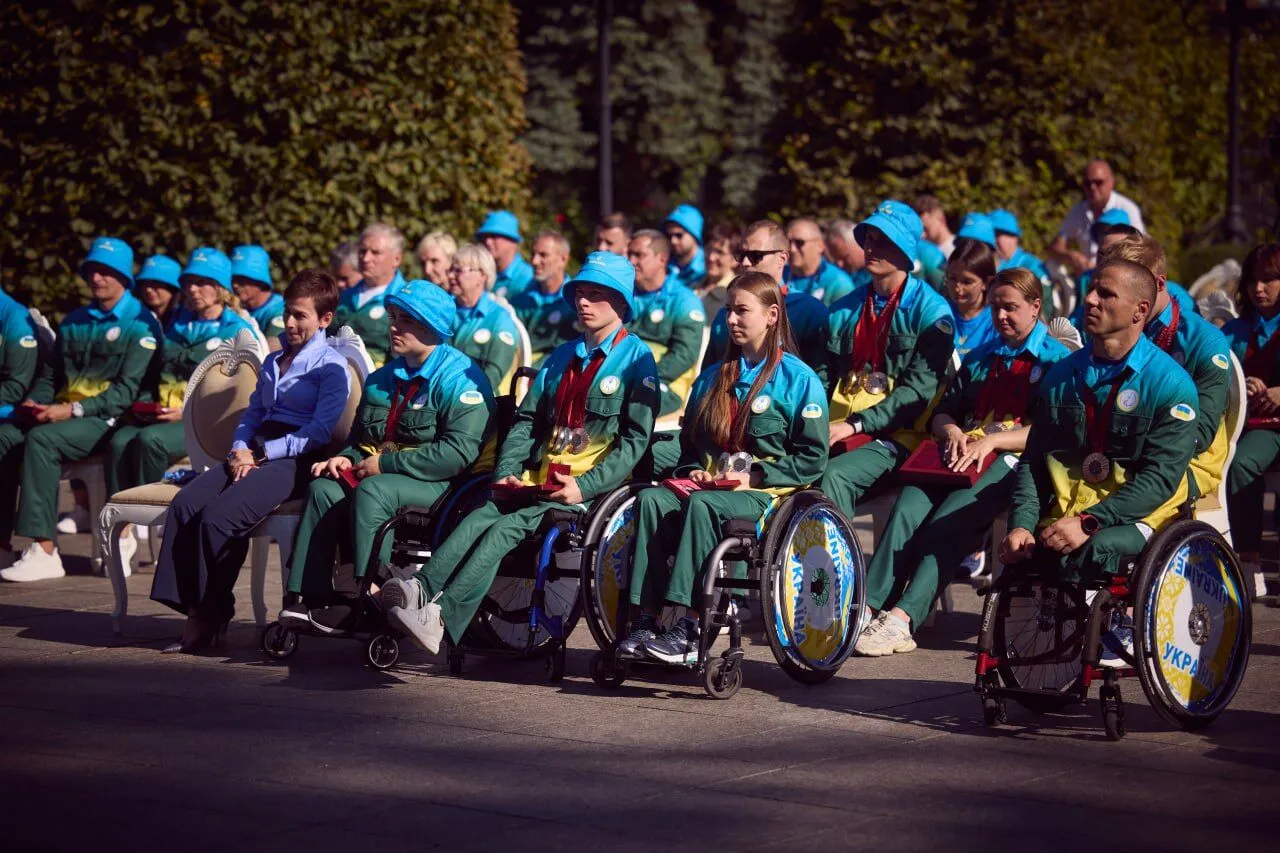 Зеленський вручив українським паралімпійцям та їхнім тренерам державні нагороди. Фото та відео