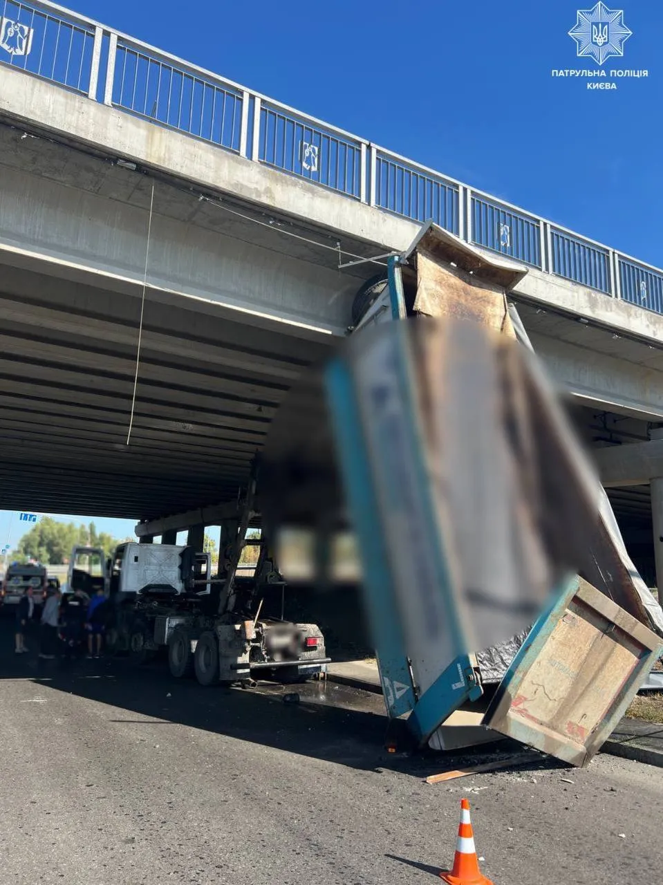 У Києві на Оболоні вантажівка застрягла під мостом: момент ДТП зафіксувала камера. Фото і відео

