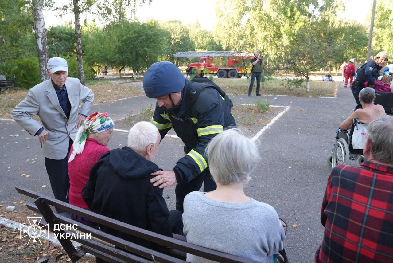 Россияне ударили по пансионату в Сумах, где жили пожилые люди: есть погибший и пострадавшие. Фото и видео