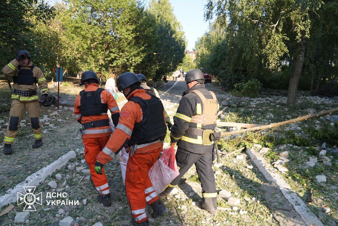 Росіяни вдарили по пансіонату в Сумах, де жили люди похилого віку: є загиблий та постраждалі. Фото і відео