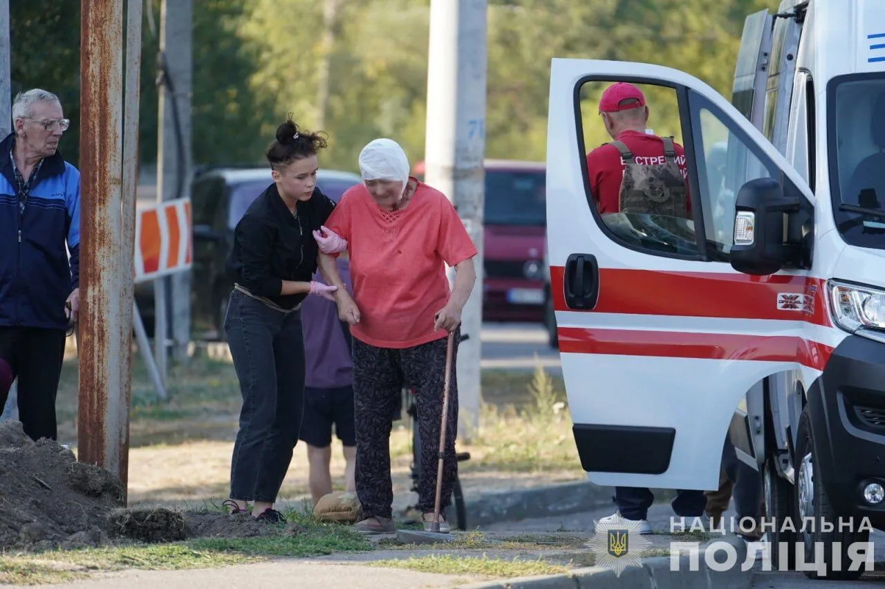 Росіяни вдарили по пансіонату в Сумах, де жили люди похилого віку: є загиблий та постраждалі. Фото і відео