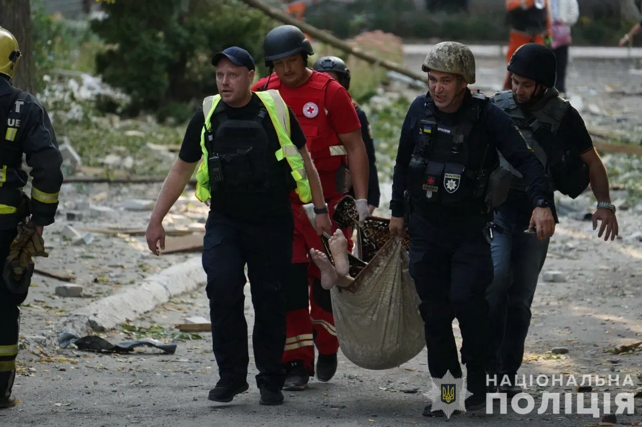 Росіяни вдарили по пансіонату в Сумах, де жили люди похилого віку: є загиблий та постраждалі. Фото і відео