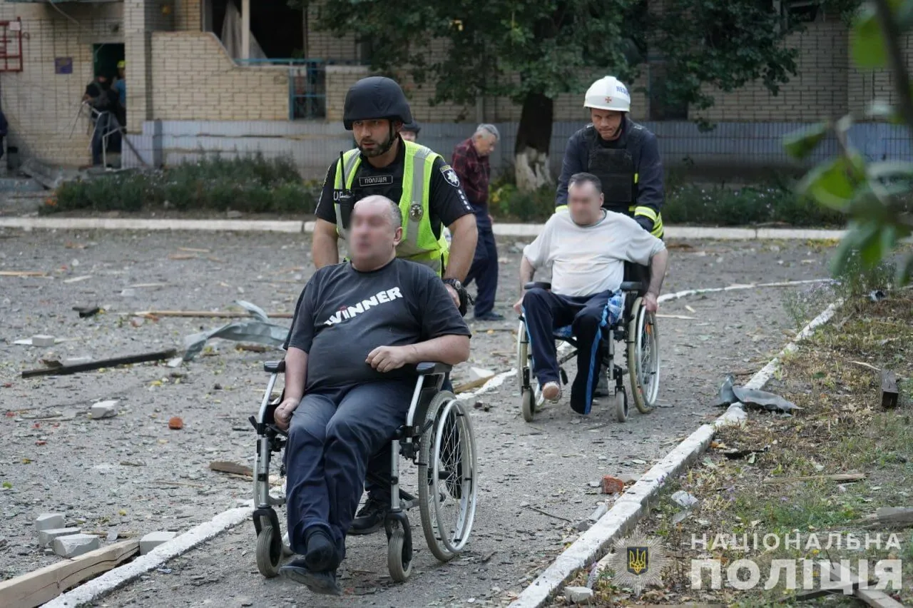 Росіяни вдарили по пансіонату в Сумах, де жили люди похилого віку: є загиблий та постраждалі. Фото і відео