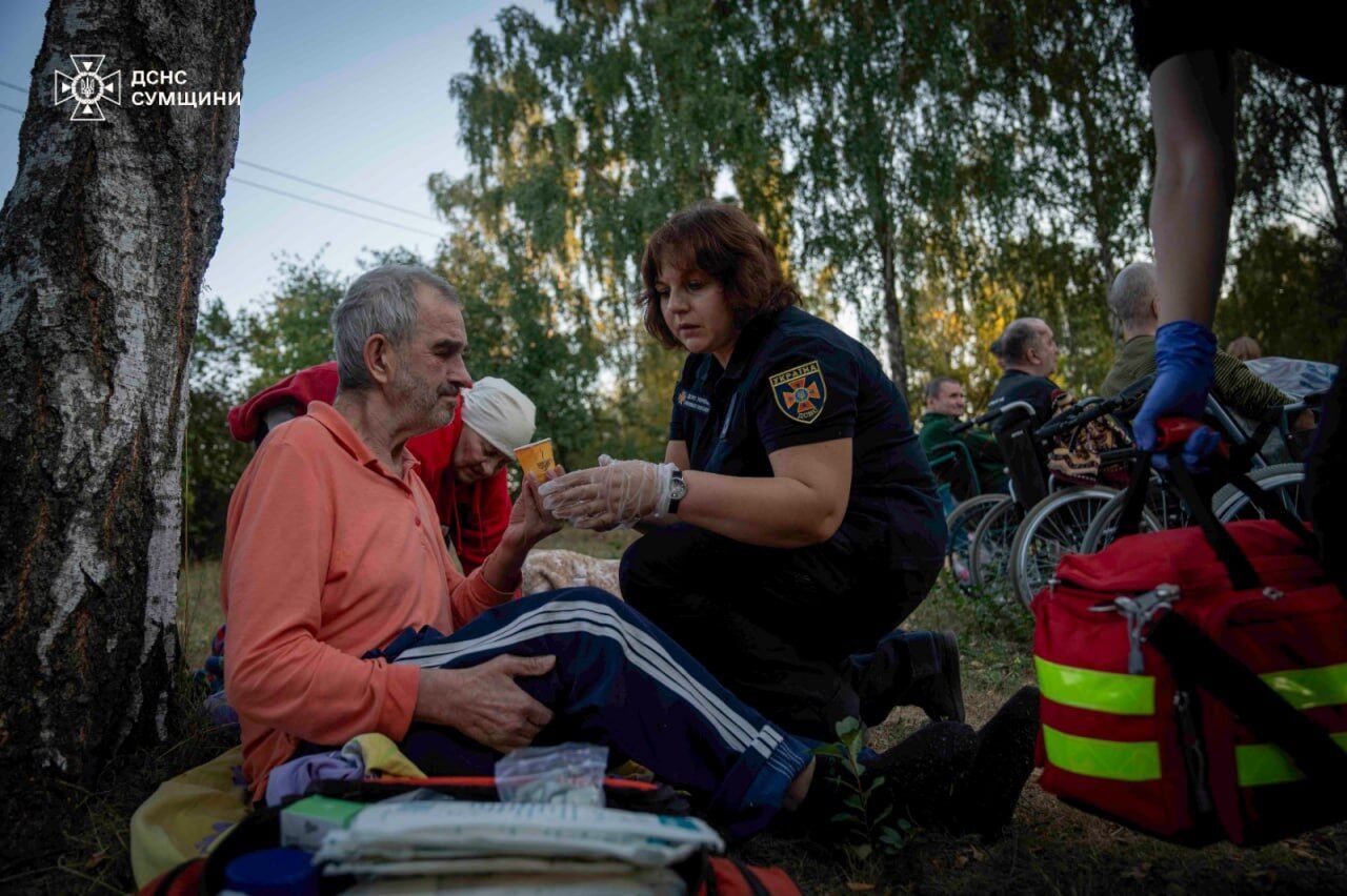 Росіяни вдарили по пансіонату в Сумах, де жили люди похилого віку: є загиблий та постраждалі. Фото і відео