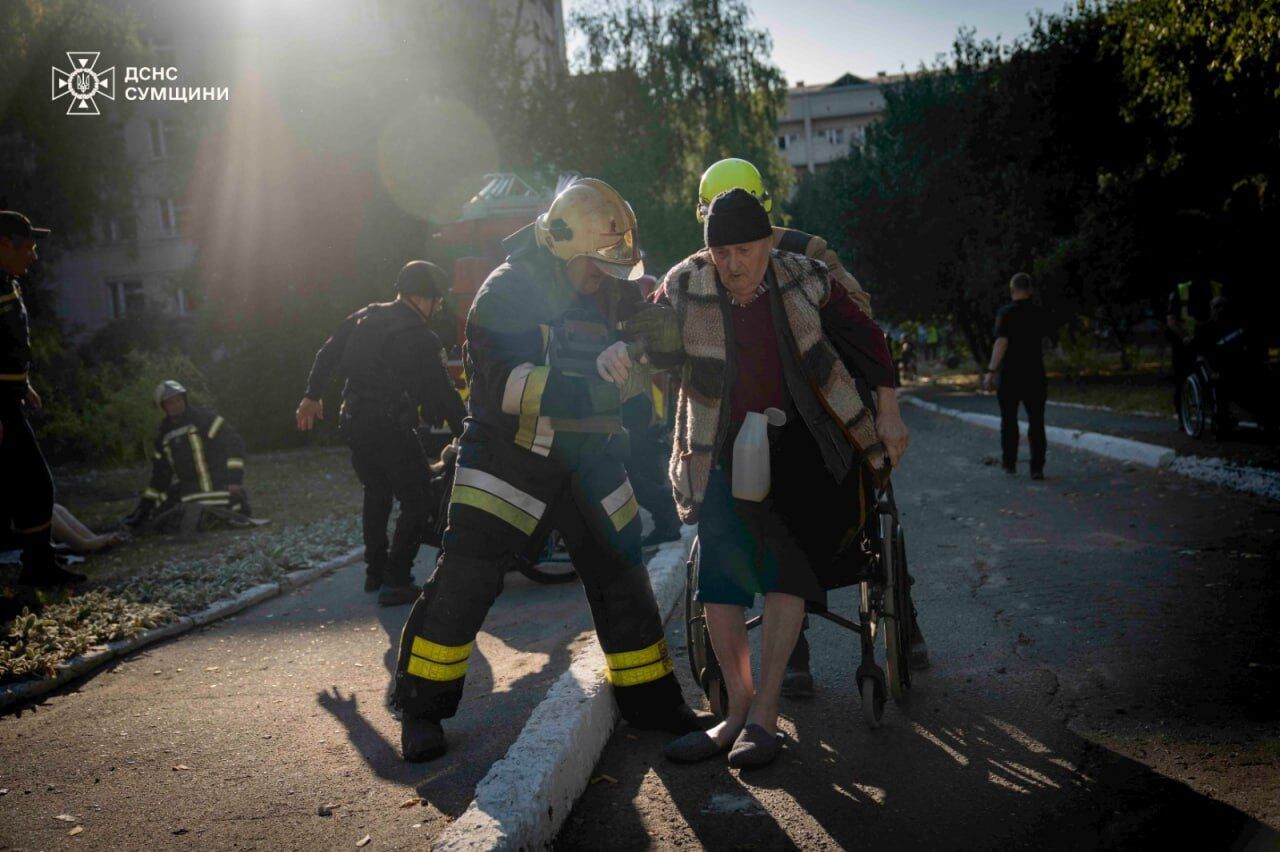 Росіяни вдарили по пансіонату в Сумах, де жили люди похилого віку: є загиблий та постраждалі. Фото і відео