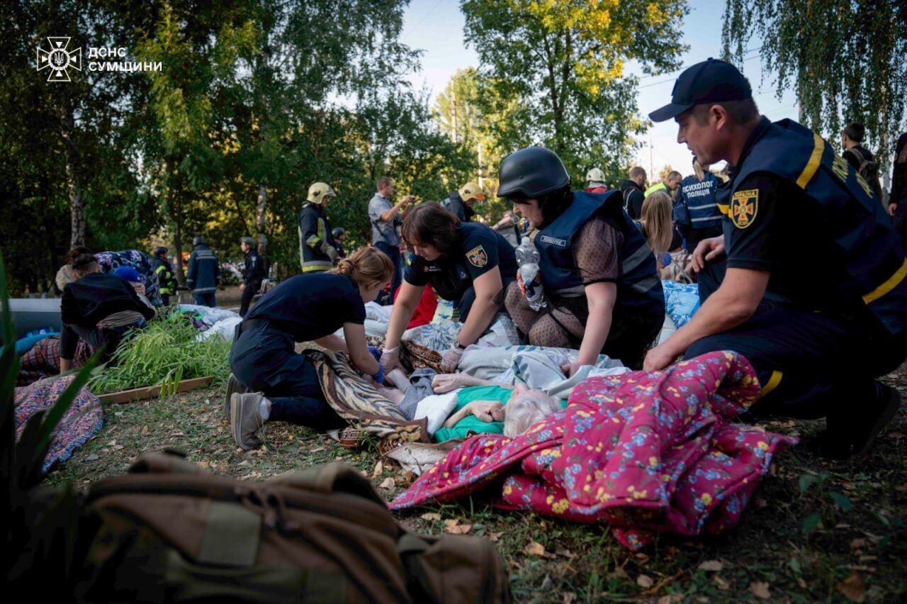 Росіяни вдарили по пансіонату в Сумах, де жили люди похилого віку: є загиблий та постраждалі. Фото і відео