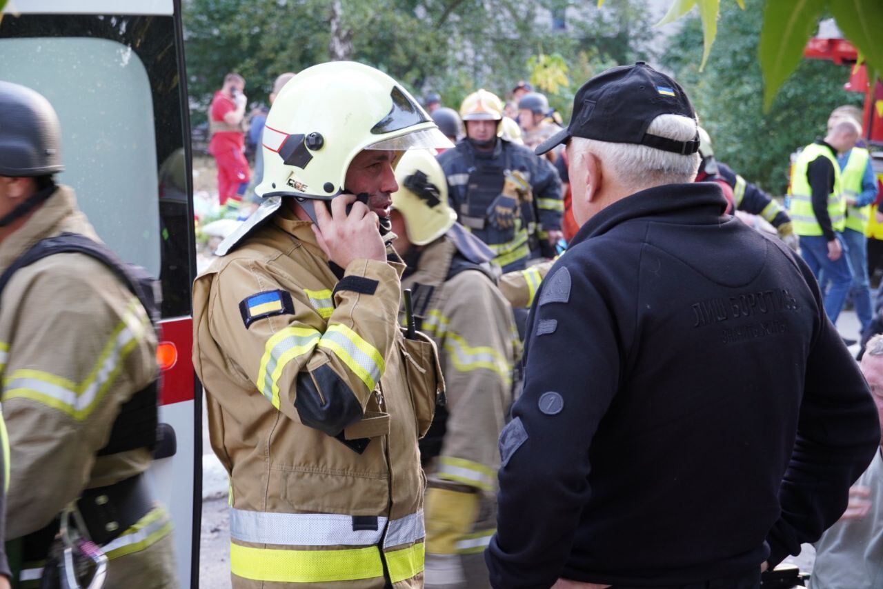 Росіяни вдарили по пансіонату в Сумах, де жили люди похилого віку: є загиблий та постраждалі. Фото і відео