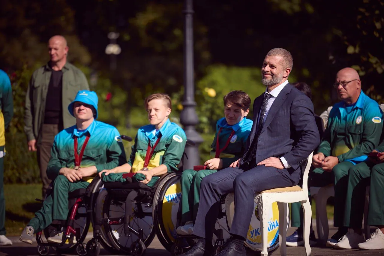 Зеленський вручив українським паралімпійцям та їхнім тренерам державні нагороди. Фото та відео