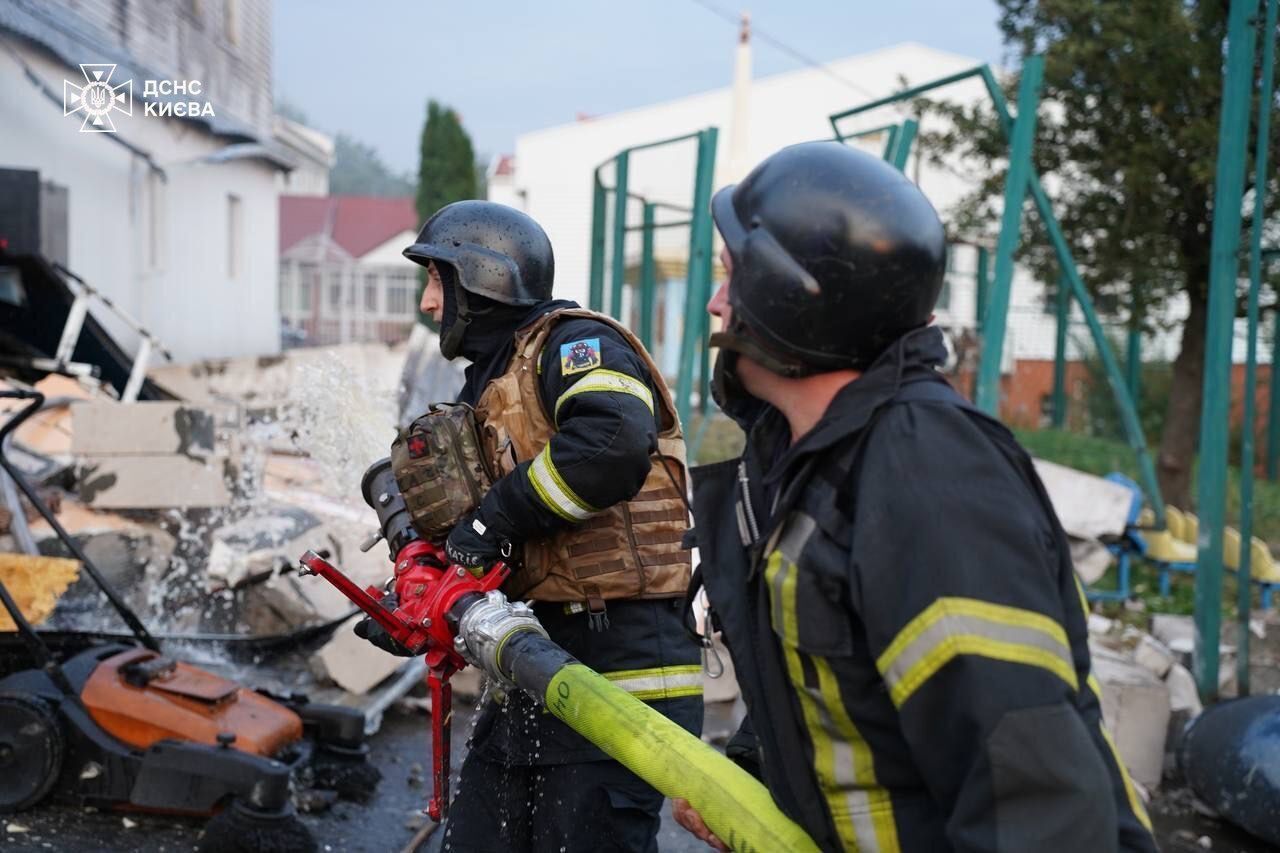 Росіяни атакували Київ двадцятьма ракетами і дроном: падіння уламків спричинили пожежі. Фото