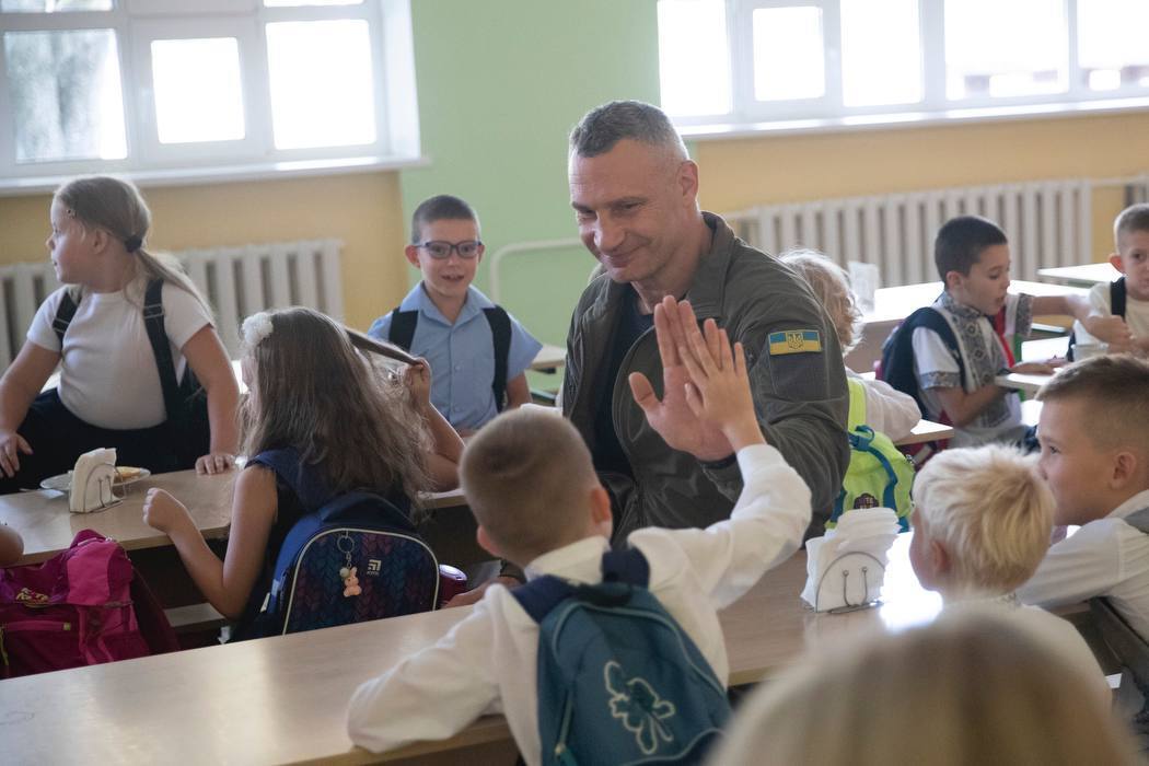 Ободрил учеников и поздравил их с началом учебного года: Кличко посетил один из лицеев Киева. Фото