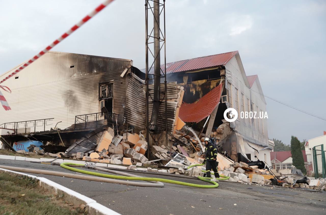 Уламки падали в усіх районах: усі подробиці про наслідки російської атаки на Київ. Фото і відео