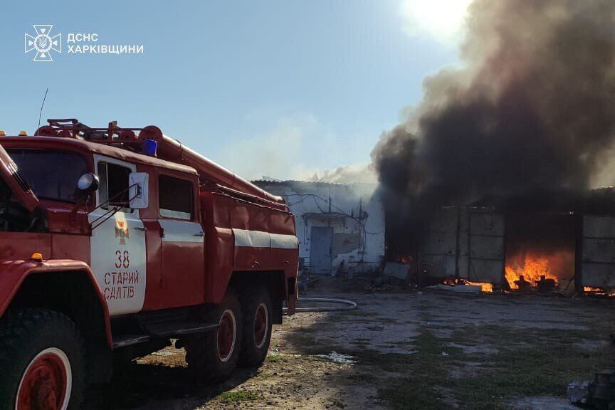 Окупанти вранці вдарили по фермі на Харківщині, постраждали двоє людей. Фото