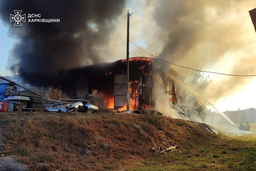 Окупанти вранці вдарили по фермі на Харківщині, постраждали двоє людей. Фото