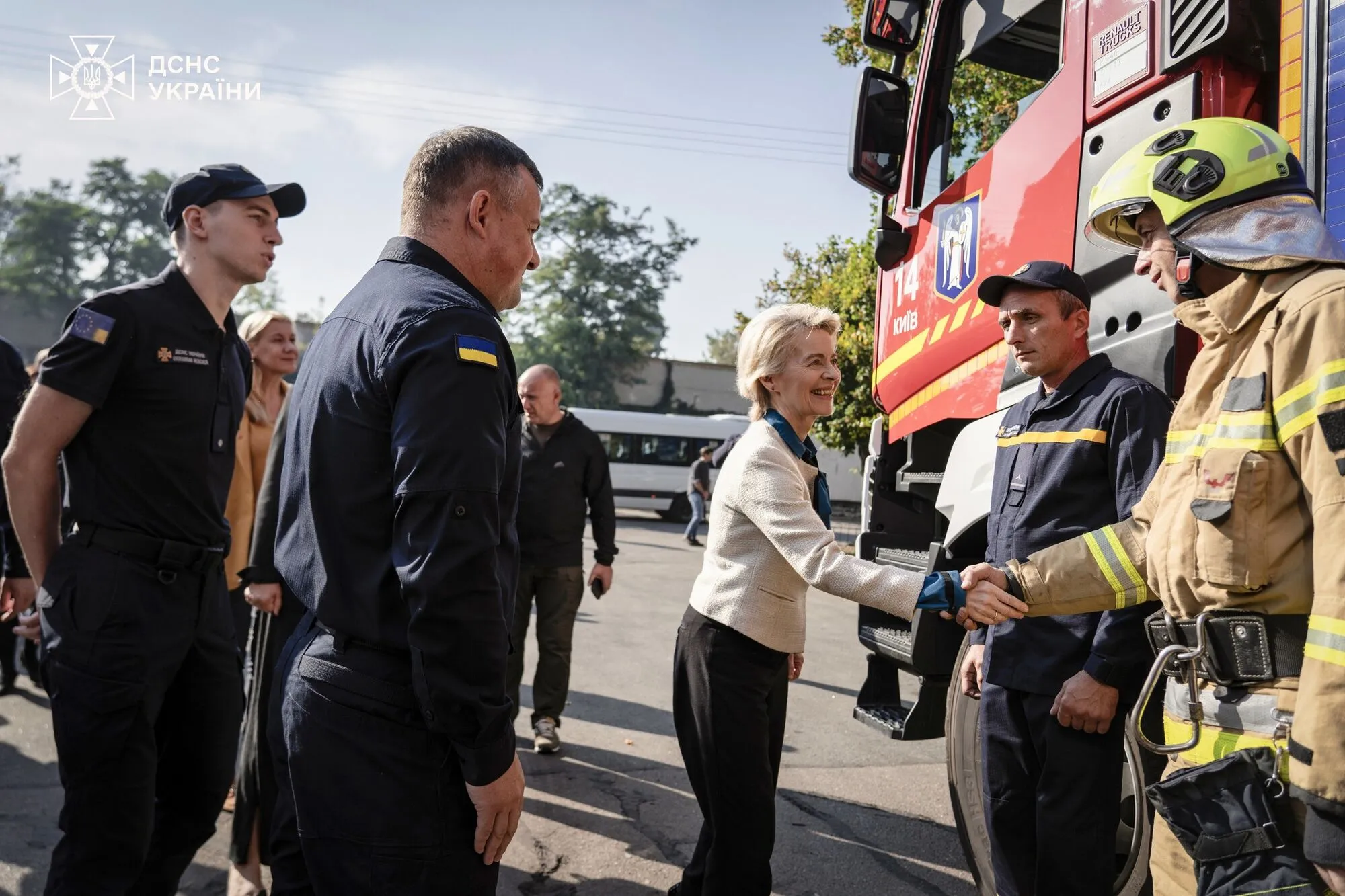 Президентка Єврокомісії завітала до однієї з пожежно-рятувальних частин Києва. Фото і відео