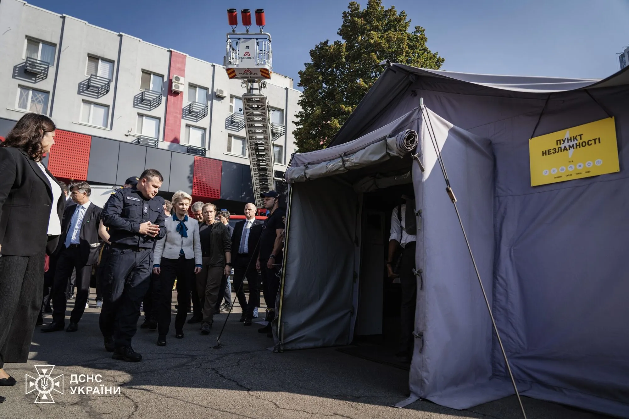 Президентка Єврокомісії завітала до однієї з пожежно-рятувальних частин Києва. Фото і відео