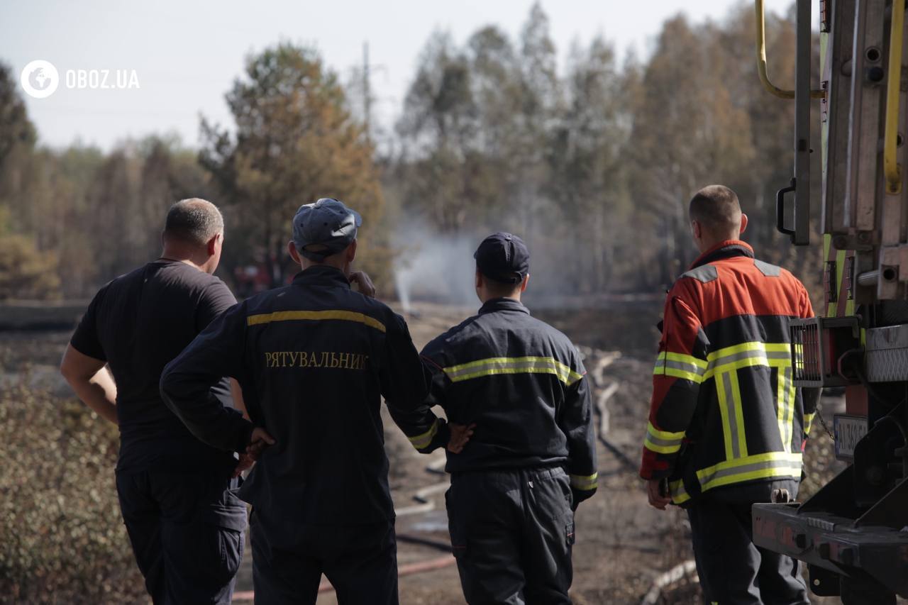 Площа близько 1 га: на Київщині рятувальники загасили пожежу, яка вивела столицю в рейтинг найзабрудненіших міст. Фото і відео